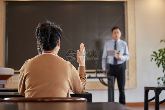 参加老年大学课堂的老人举手提问图片