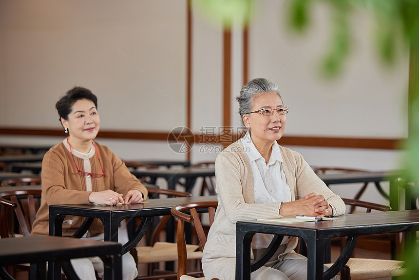 参加老年大学课堂的老人形象图片