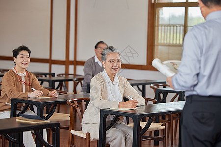 参加老年大学课堂学习的老人高清图片