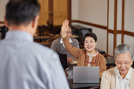 老人参加老店大学电脑课举手提问高清图片