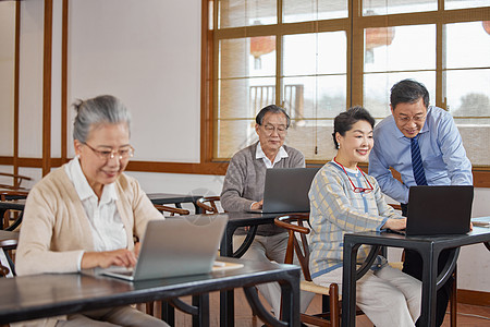 老年大学老人参加老店大学电脑课背景