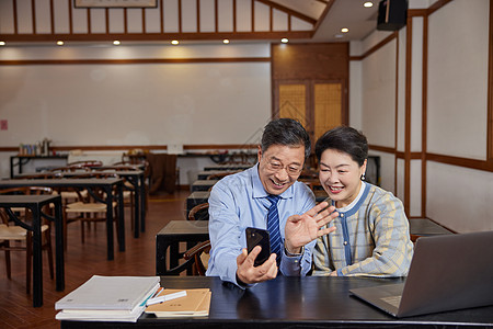 家人朋友在教室给家人打电话的老人形象背景