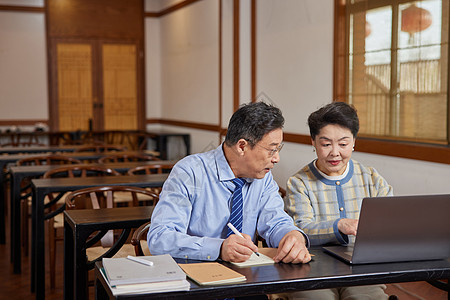 幸福老年人学习笔记本电脑的老年人背景