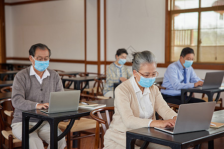 老年大学戴口罩上课的老年人笔记本电脑高清图片素材