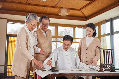 老年人聚会欣赏书法图片