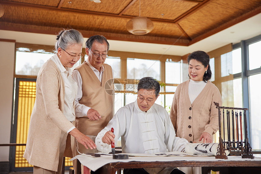 老年人聚会欣赏书法图片