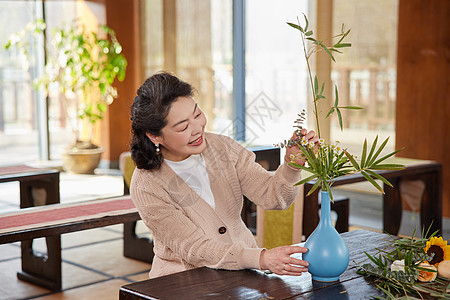 老年人学习插花图片