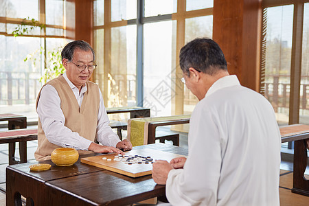 一起下棋的老年人图片