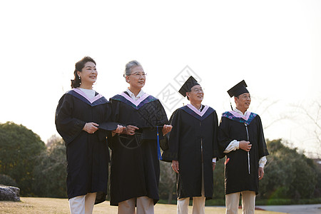 老年大学穿着学士服的老年人毕业背景