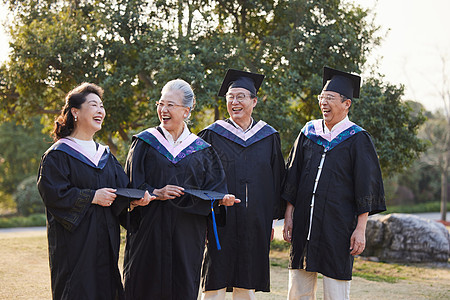 穿着学士服的老年人老年大学毕业高清图片