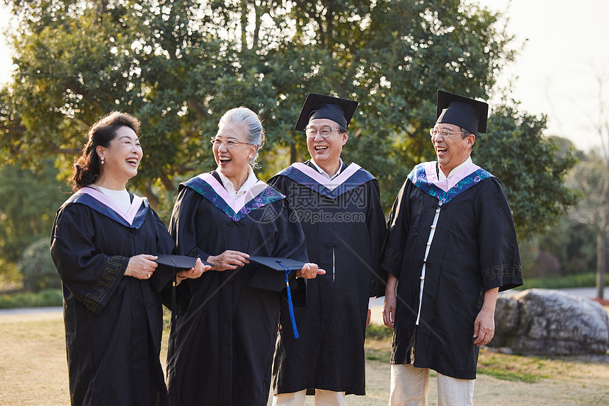 穿着学士服的老年人老年大学毕业图片