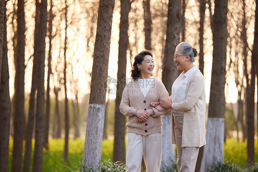 老年女性闺蜜一起在公园散步图片