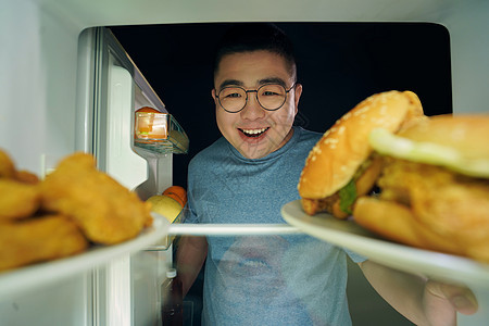 肥胖男生半夜冰箱觅食图片