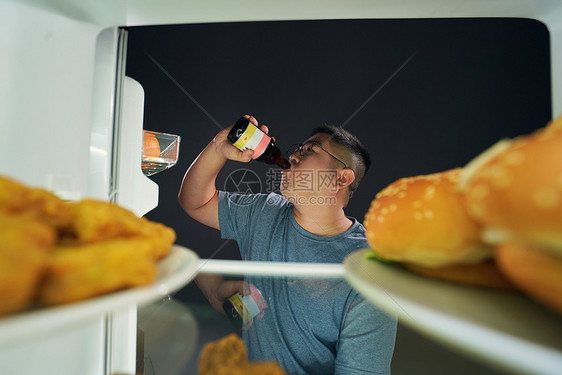 半夜肥胖男青年冰箱觅食图片