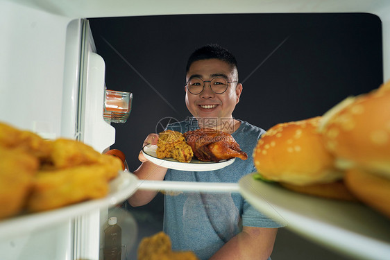 半夜肥胖男青年冰箱偷吃夜宵图片