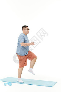 胖子男青年瑜伽垫上锻炼图片