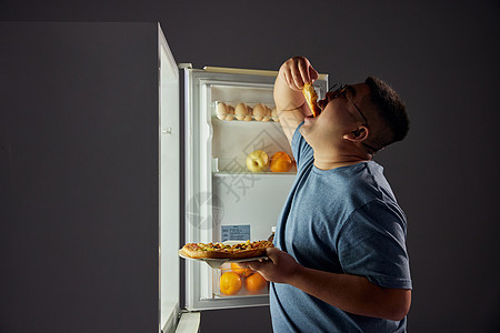 半夜肥胖男青年冰箱偷吃图片