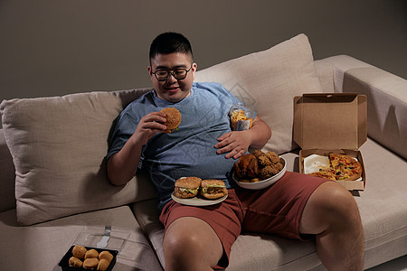 肥胖居家男士夜晚吃美食图片
