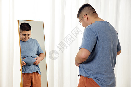 胖男生照镜子看赘肉图片