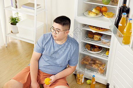 郁闷托腮男生肥胖男生冰箱前失落背景