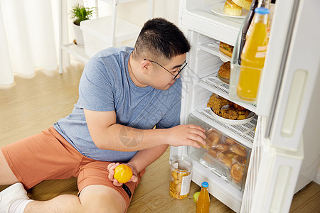 肥胖男士冰箱里翻找美食图片