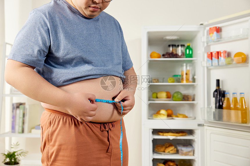 肥胖男性居家量腰围图片
