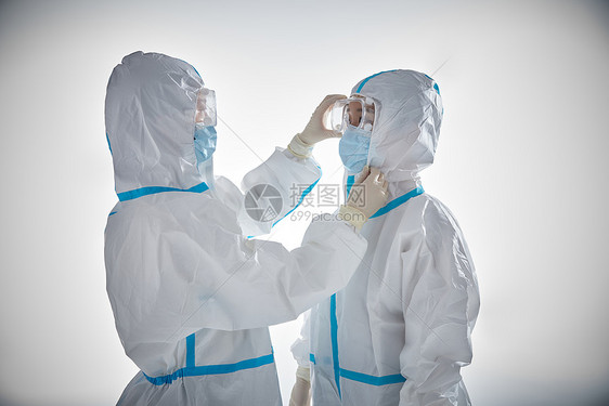 医护人员穿戴防护服图片