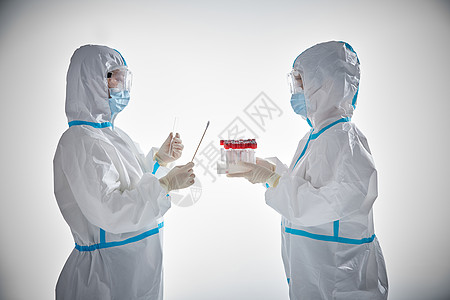 天使蛋糕穿防护服的医护人员手拿核酸样品背景