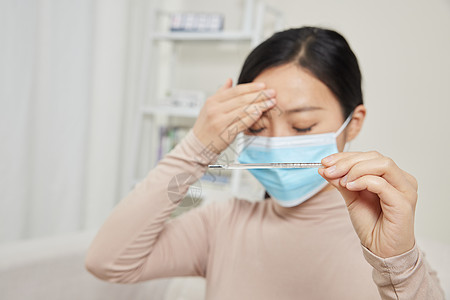 戴口罩的女人女性居家发烧量体温背景