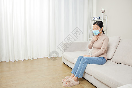 女性居家咳嗽带口罩图片