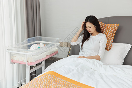 坐月子产后焦虑的年轻产妇图片