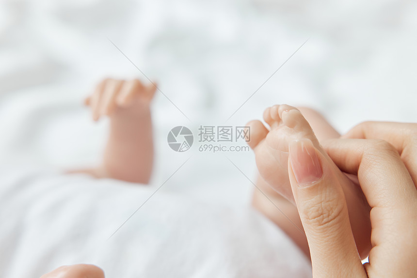 妈妈轻触新生婴儿的小脚图片