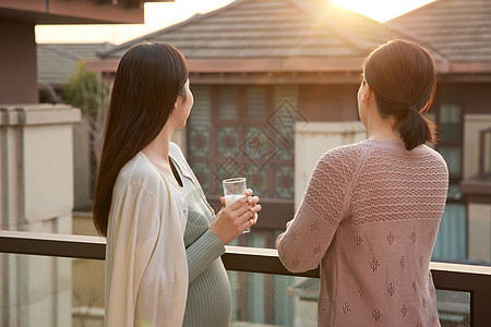 阳台聊天居家备孕的产妇与母亲聊天背影背景