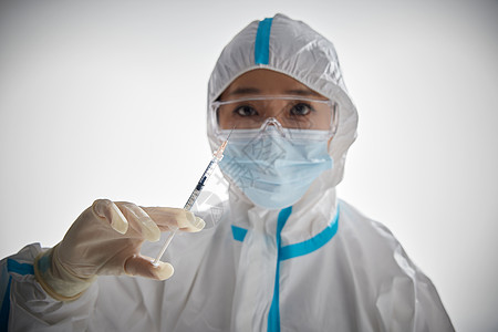 新型冠状病毒穿防护服的医护人员手拿针筒背景