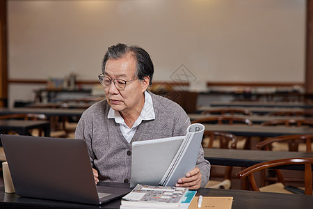 学习古风阅读看书的老年人背景