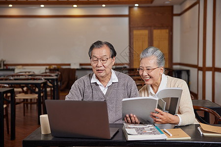 老年大学上课使用笔记本电脑学习高清图片