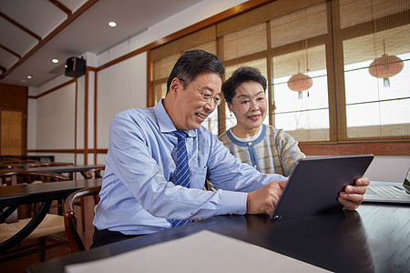 老师和学生老年大学使用平板电脑上课的老年人背景