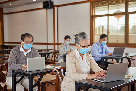 老年大学戴口罩使用电脑的老年人图片