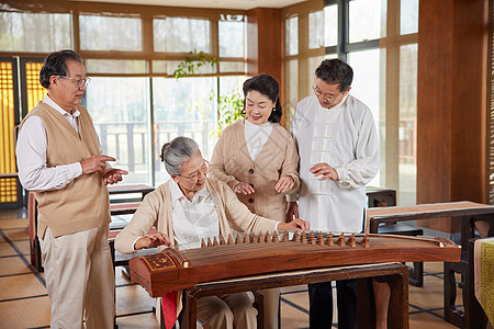 学习古风弹奏古筝的老年人背景