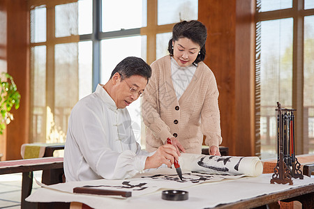 禅意插花练习书法的老年学者背景