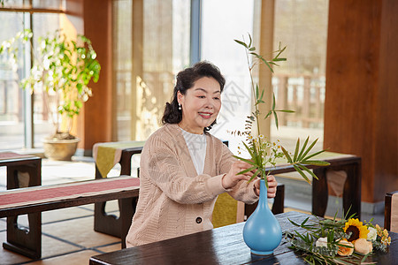 禅意插花学习插花的老年人背景