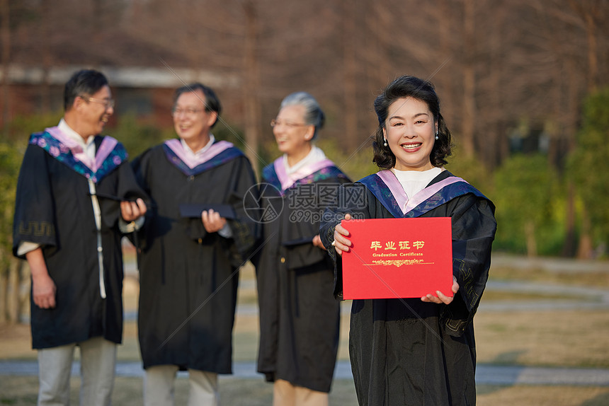 手拿毕业证的老年人图片