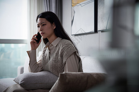 青年女性焦虑打电话图片