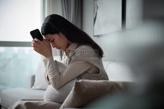 情绪抑郁的女子拿着手机图片