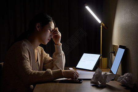 女性压力居家女性深夜工作加班背景