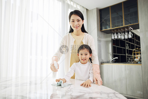 一起清洁饭桌的母女形象图片