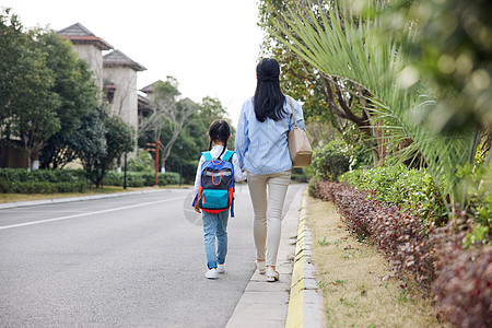 家人陪伴妈妈送女儿上学背影背景