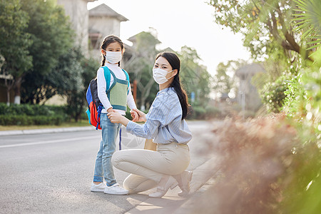 可爱女孩去上学戴口罩准备去上学的母女背景