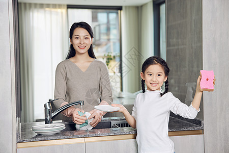 女儿和母亲一起洗碗图片