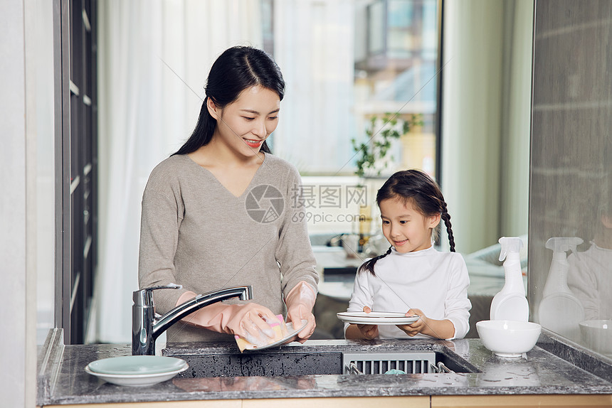 女儿和母亲一起居家洗碗图片